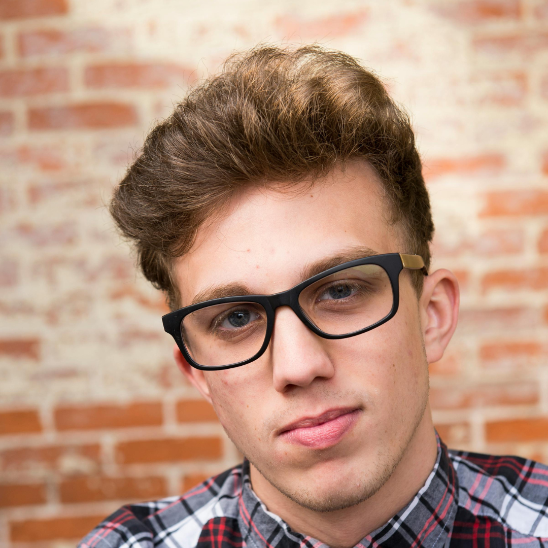 Image d'un homme de 22 ans qui pose pour une photo de profil