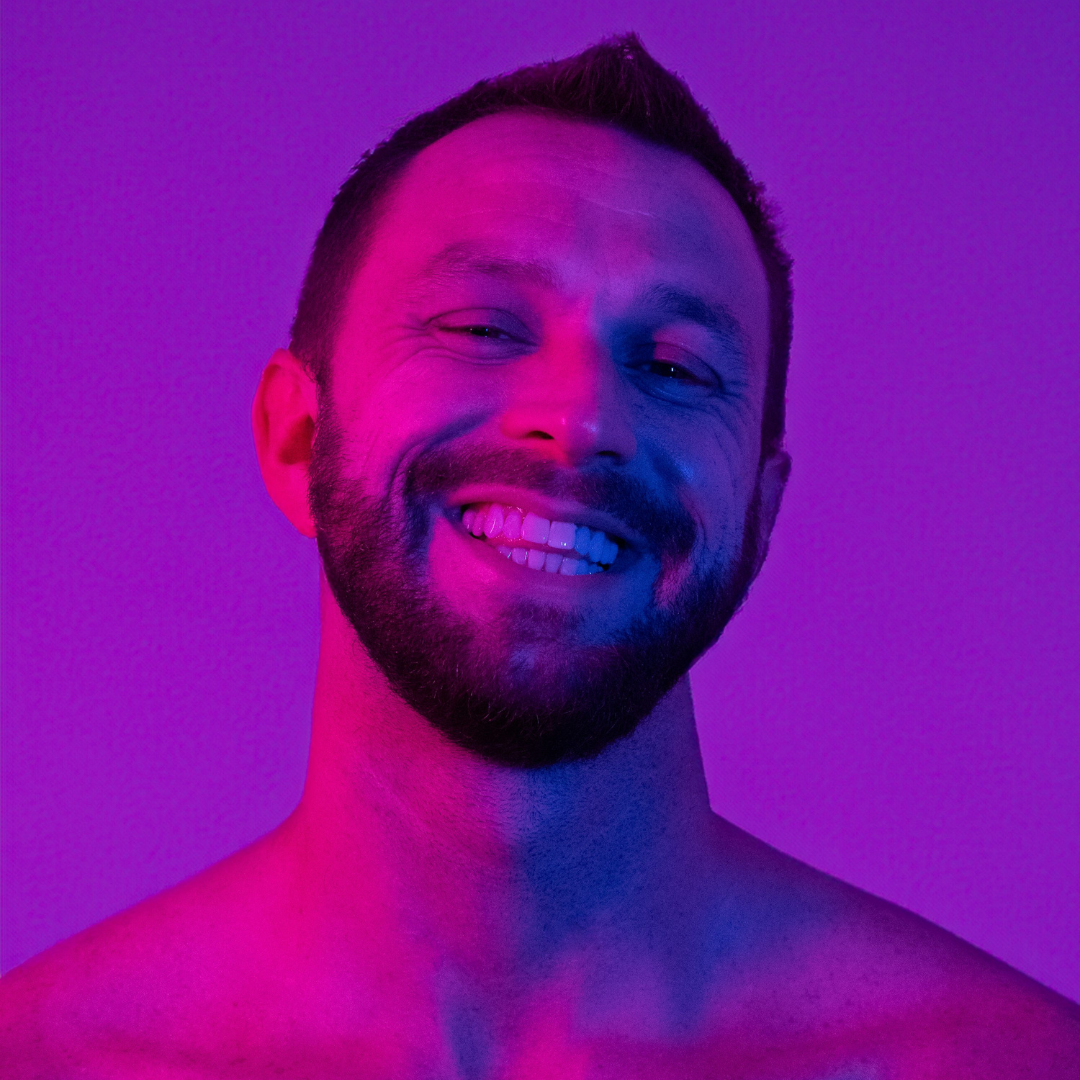image d'un homme de 33 ans, torse nue avec une lumière violette sur lui.
