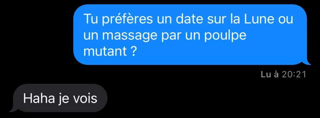 Exemple de réponse automatique suspecte sur un site de rencontre : 'Tu préfères un date sur la Lune ou un massage par un poulpe mutant ?' suivi de 'Haha je vois', typique d’un bot ou d’une arnaque.