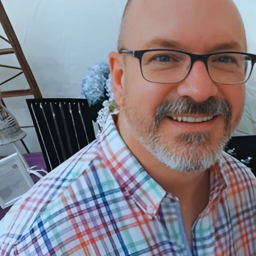 Portrait de Richard, utilisateur recommandant un site de plans culs pour sa simplicité et son efficacité.