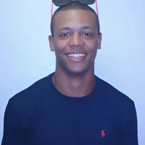Portrait de JulesPt, utilisateur de Spiice satisfait d'une plateforme de rencontres, partageant son expérience positive.