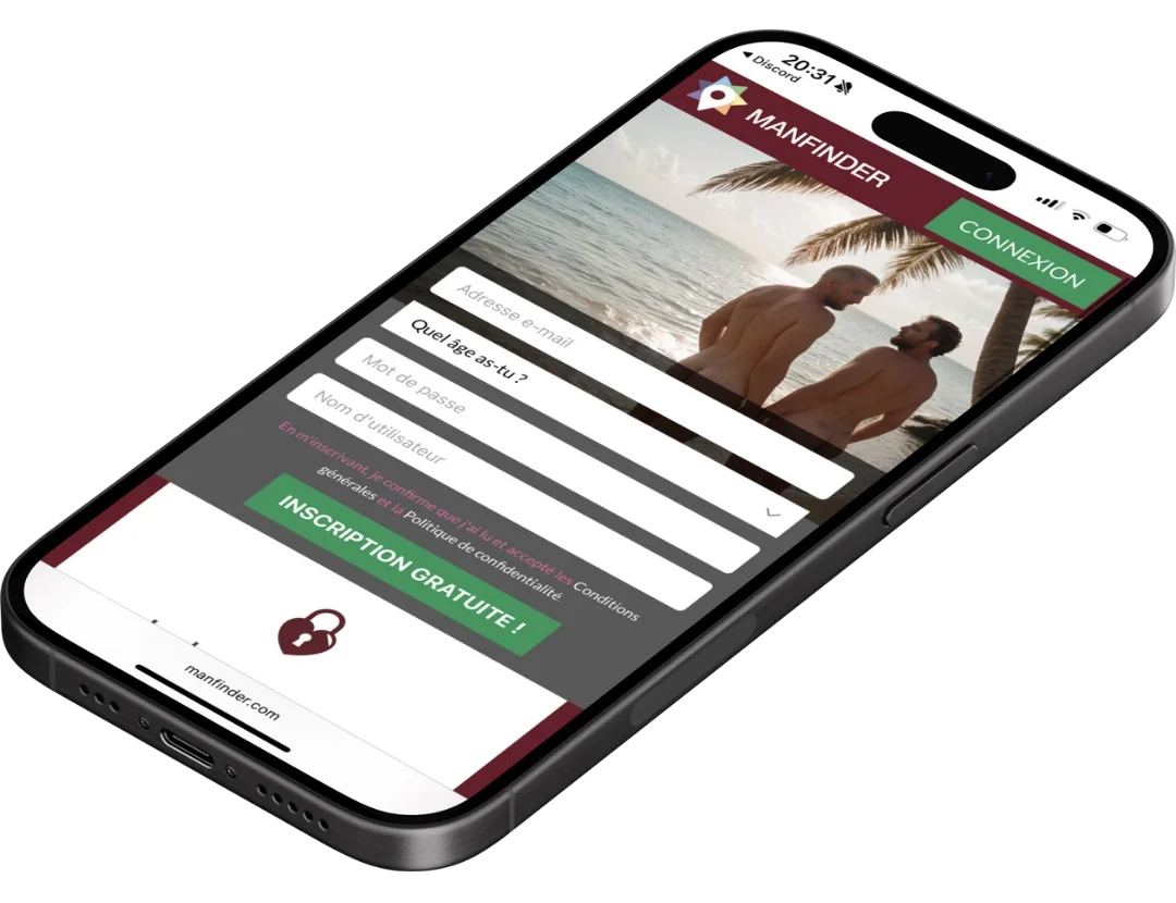 Écran de connexion de l’application ManFinder avec un couple gay de dos marchant sur la plage, champs d’inscription visibles et bouton vert 'Inscription gratuite'.