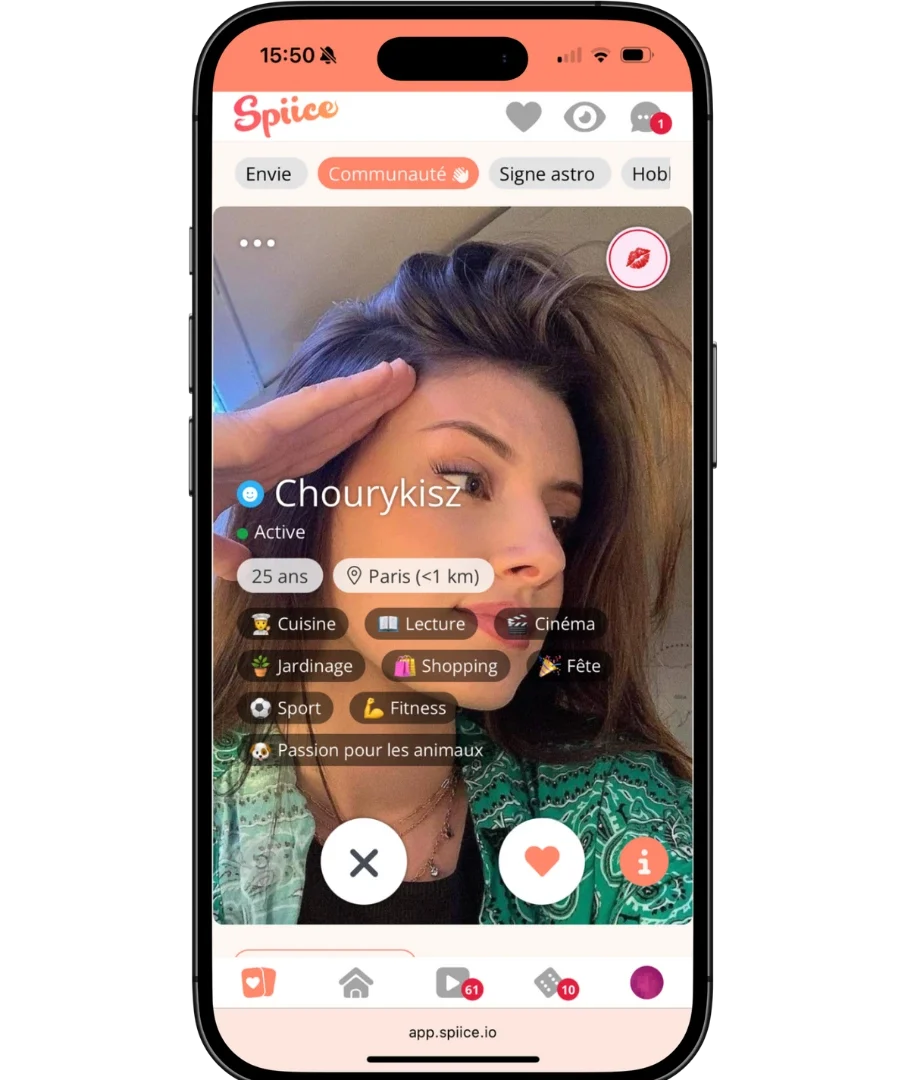 Profil d'une femme de 25 ans sur l'application Spiice affiché sur un smartphone