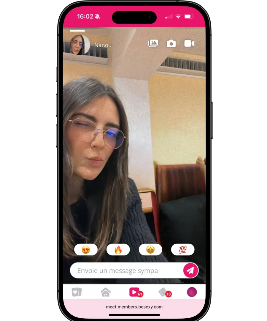 Conversation vidéo en direct avec une femme brune sur l'application BeSexy