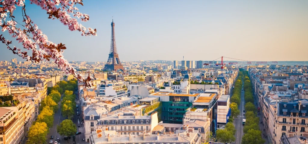 Vue panoramique de Paris avec la Tour Eiffel et des cerisiers en fleurs