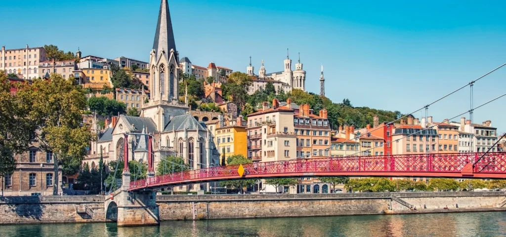 Panorama de Lyon avec la Saône, un pont rouge et la basilique Notre-Dame de Fourvière