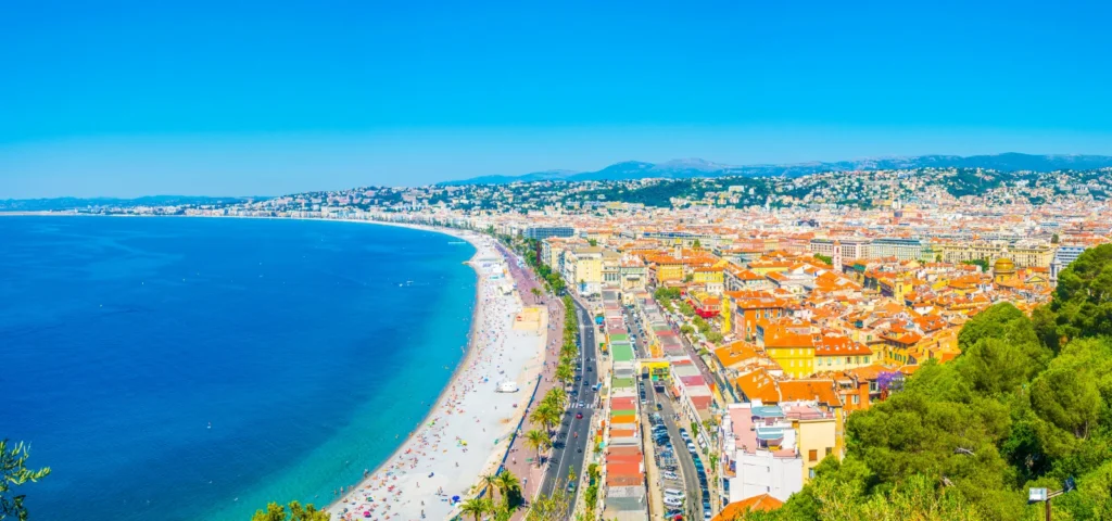 Vue aérienne de Nice avec la mer Méditerranée et la Promenade des Anglais