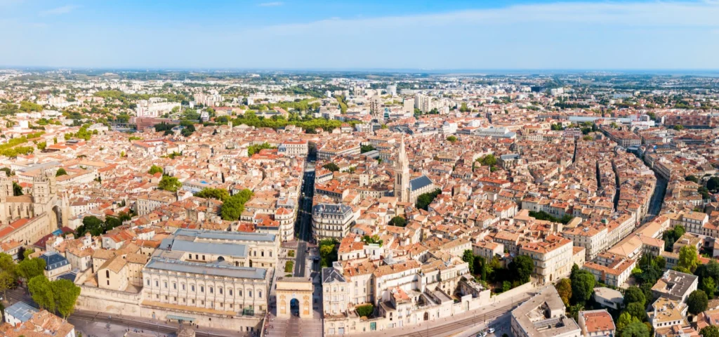 Vue panoramique aérienne de Montpellier avec ses monuments historiques et ruelles
