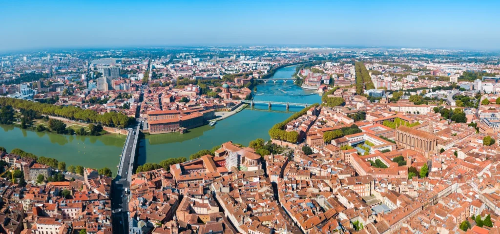 Vue aérienne de Toulouse avec la Garonne, ses ponts et ses monuments en briques rouges