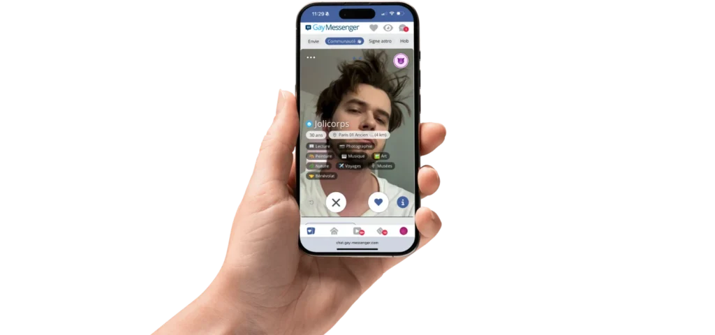 Profil Gay Messenger sur téléphone avec photo, âge, localisation approximative et badges d’intérêts ; boutons like/dislike visibles.