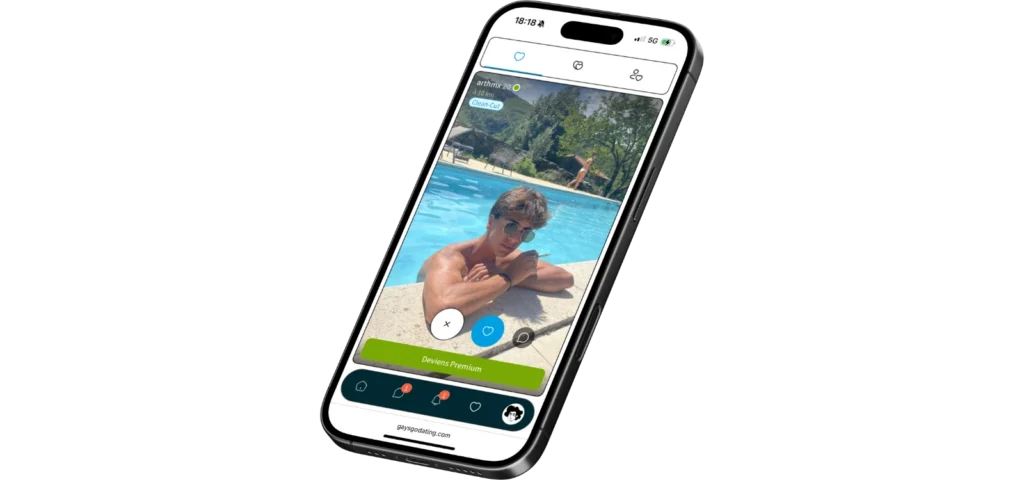 Profil utilisateur GaysGoDating sur smartphone avec photo au bord d’une piscine.