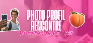 Visuel d’article sur les photos de profil de rencontre avec le texte "Photo profil rencontre : les erreurs qui font fuir", accompagné d’un homme prenant un selfie et d’un emoji pêche.