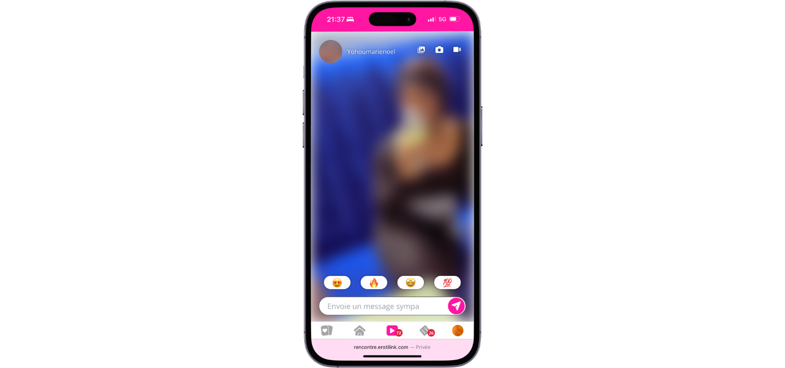 Smartphone affichant une conversation sur le site de rencontre Erotilink.