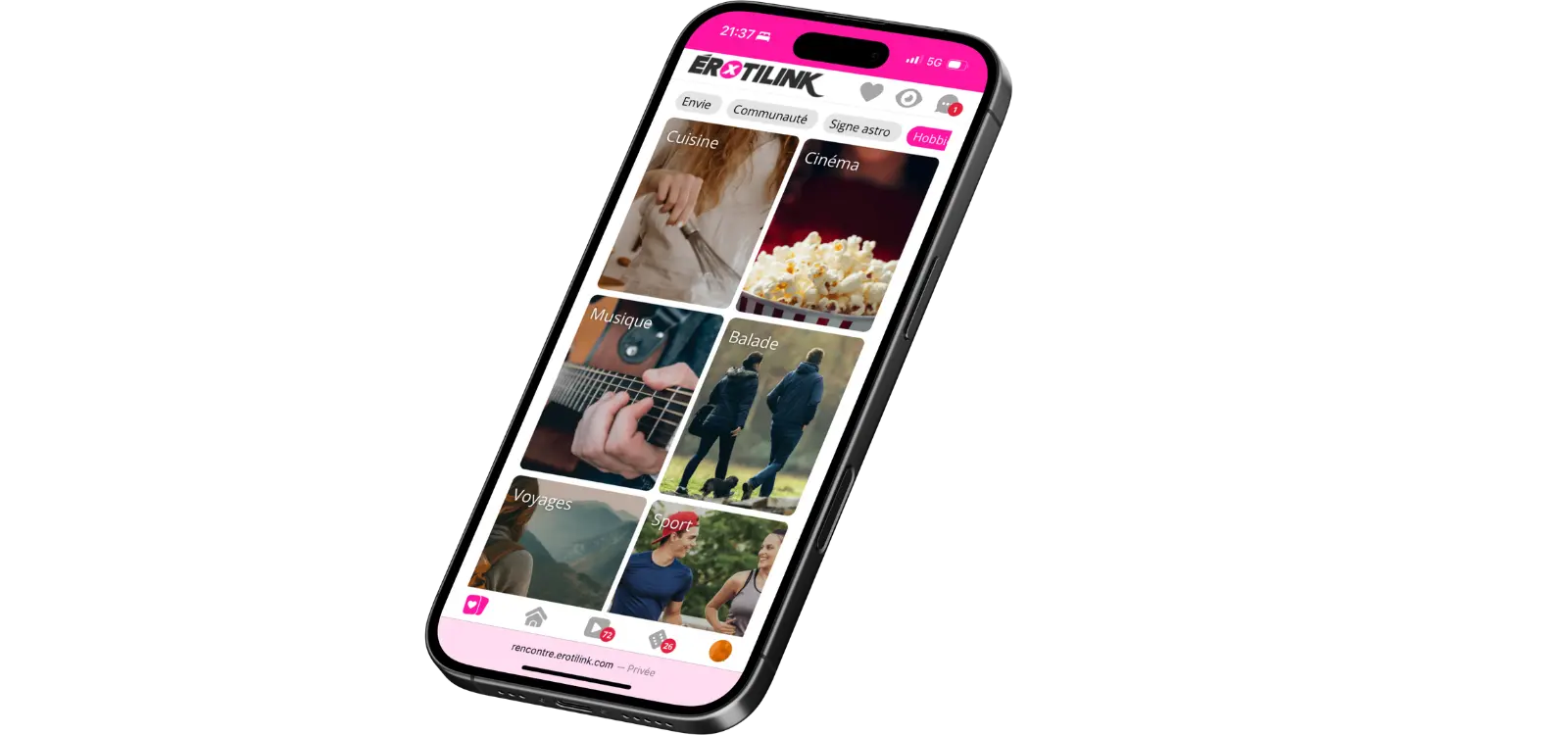 Smartphone affichant l'interface mobile d'Erotilink avec les centres d'intérêt des membres.