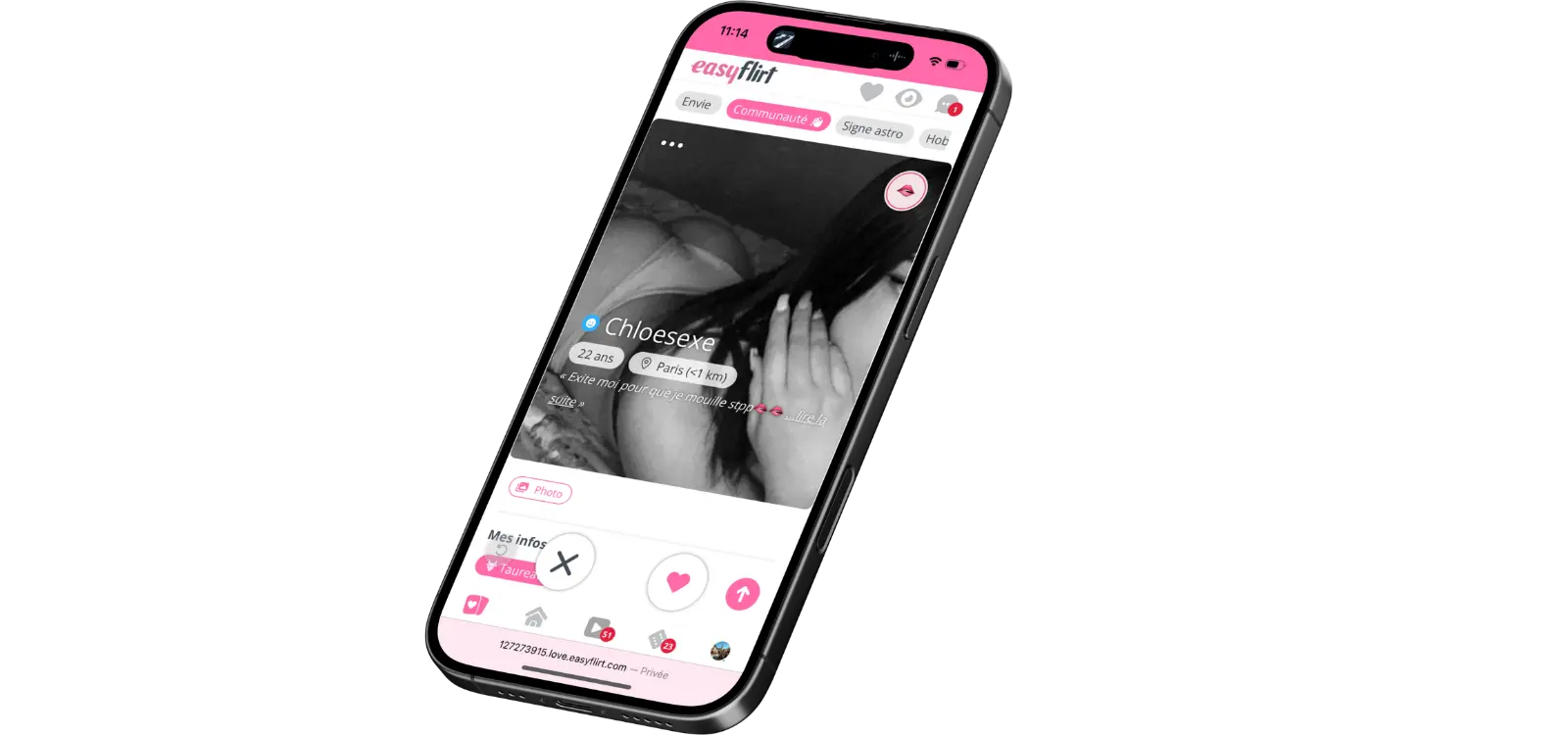 Smartphone affichant un profil utilisateur sur l'application EasyFlirt.