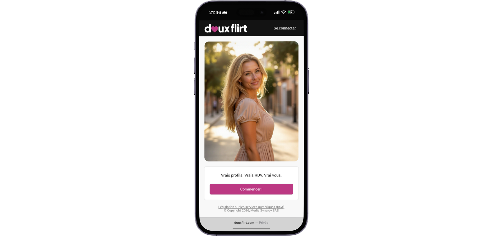 Smartphone affichant la page d'accueil du site DouxFlirt.