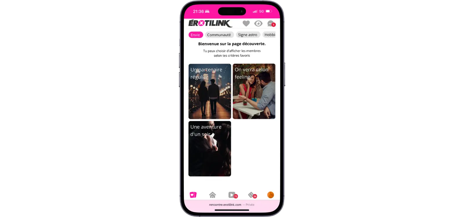 Smartphone affichant la page de découverte des profils sur Erotilink.