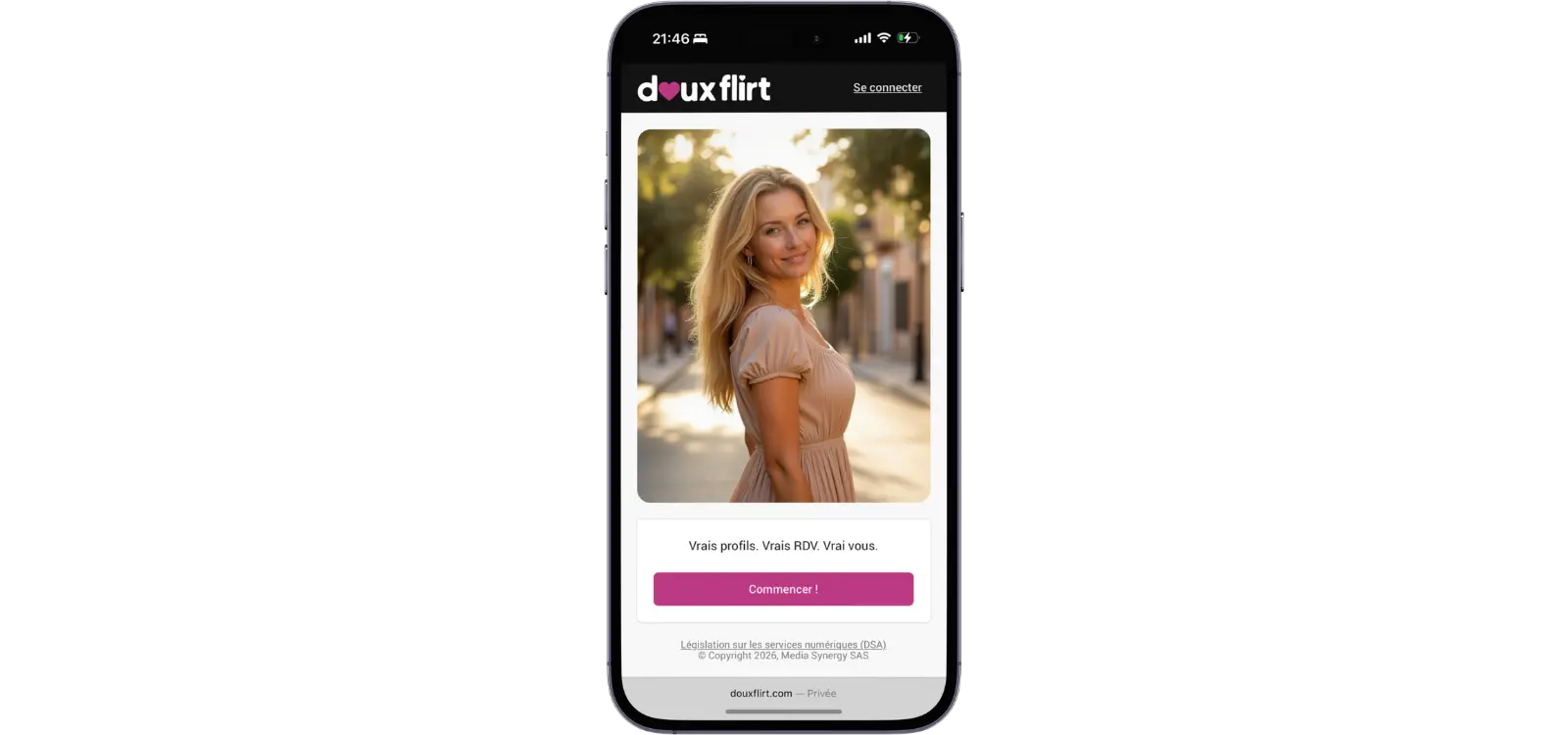 Smartphone affichant la page d'accueil du site de rencontre DouxFlirt.