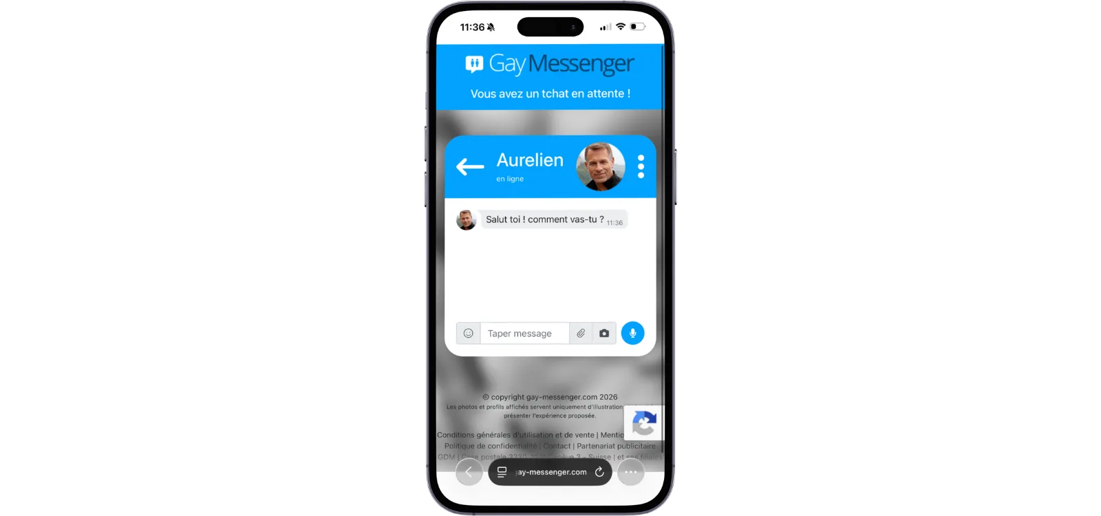 Smartphone affichant un échange de messages sur l'application Gay Messenger