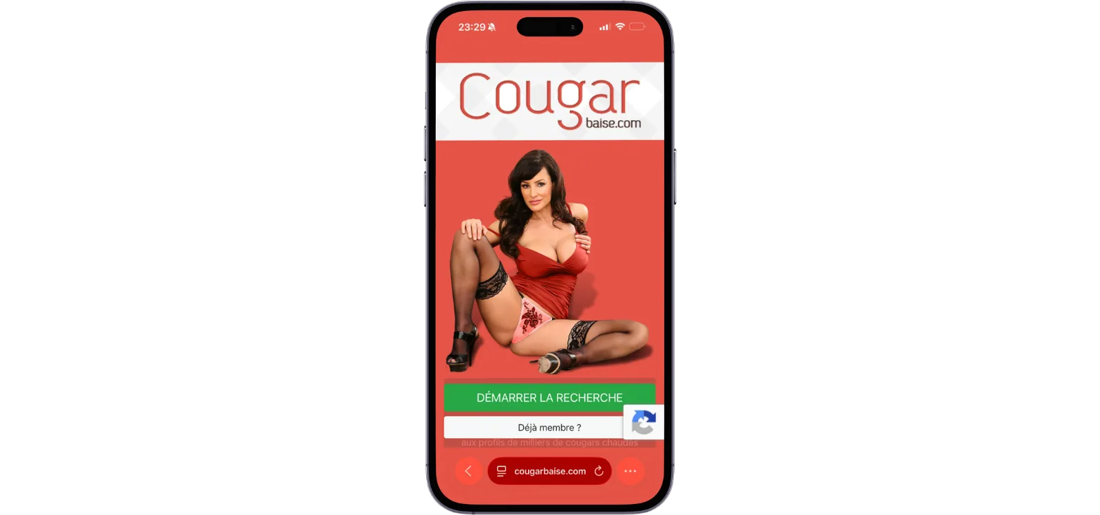Écran d'iPhone avec le logo CougarBaise, une femme en robe rouge et un bouton vert de recherche