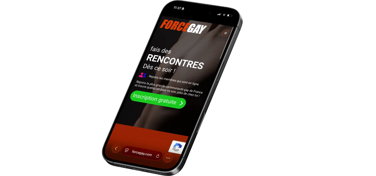 Smartphone noir affichant l'accueil de ForceGay avec bouton vert d'inscription gratuite