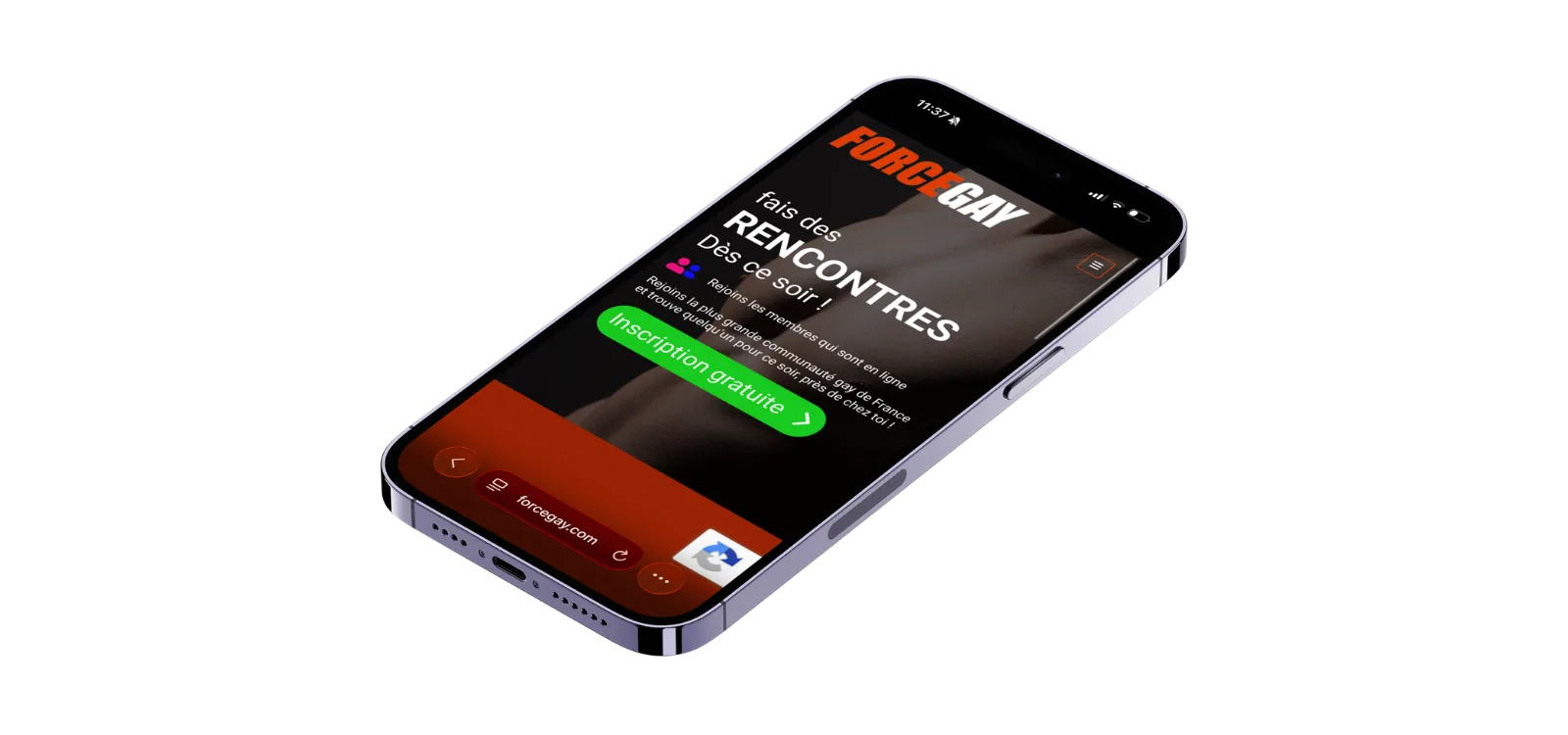 Smartphone posé affichant l'accueil de forcegay.com et son bouton vert d'inscription gratuite