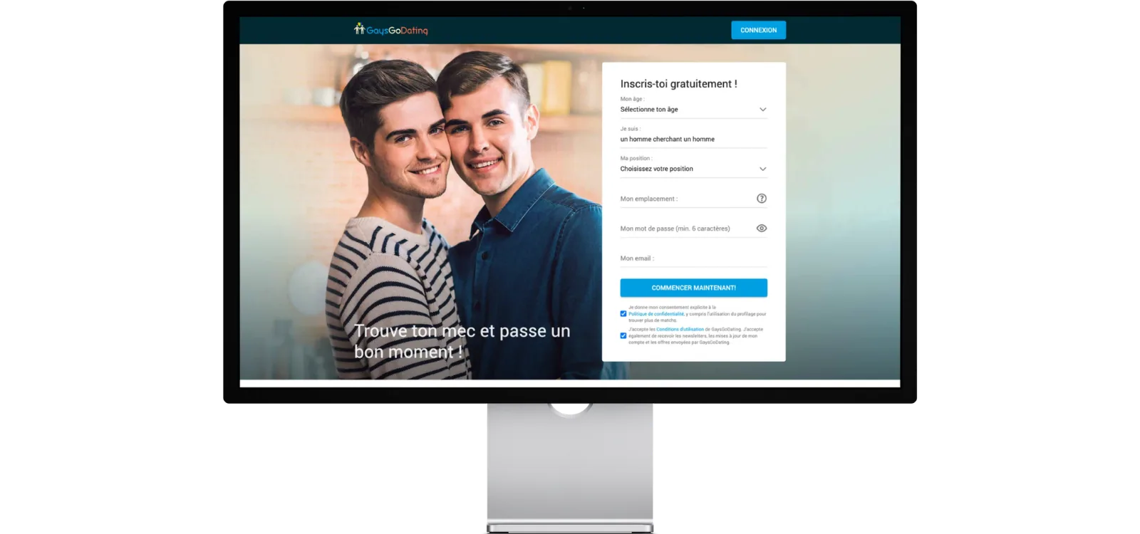 Écran d'ordinateur montrant GaysGoDating avec un couple d'hommes souriants et un formulaire d'inscription